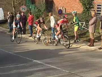 87.5&nbsp;km: Avant du peloton dans le quatrième prix de la montagne (3e montée du Roeselberg)