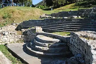  escalier arrondi devant un escalier à larges marches