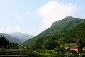 Vue du mont Kubote (à droite) et du :mont Inugadake&nbsp;(ja) (en arrière gauche) depuis Kubote, ville de Buzen.