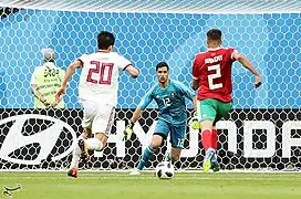 Munir s'apprêtant à faire une parade face à Sardar Azmoun (no 20).