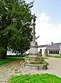 Église paroissiale Notre-Dame : calvaire et ossuaire au sein de l'enclos paroissial.