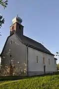 Son portail surmonté du clocher,