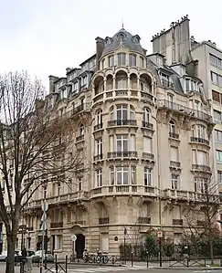 No 21, boulevard Suchet (à l’angle de la rue Louis-Boilly).