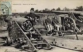 Un mortier de 220 et un canon de 120&nbsp;mm au fort de Saint-Cyr, vers 1900.