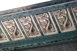 Détail du décor du magasin 2 au-dessus de la marquise, rue de la Monnaie.