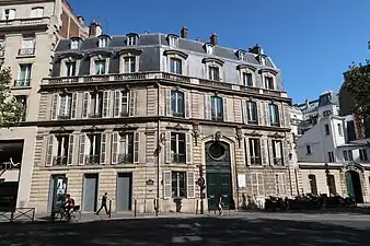 No&nbsp;268, au croisement avec la rue de l'Université.