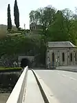 Arrivée à Miramont-de-Comminges depuis Saint-Gaudens. Pont Napoleon III sur la Garonne, chapelle Saint-Roch sur la droite, tunnel du petit train d'Aspet au centre, chapelle Notre-Dame des sept douleurs sur le massif rocheux, Miramont-de-Comminges.