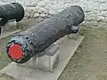 Canon de 32&nbsp;livres du HMS Edgar&nbsp;(en), exposé à la tour de Londres.