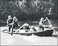 Soldats de la 32e&nbsp;division d'infanterie des États-Unis sur la rivière Girau transportant du ravitaillement