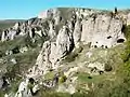 Falaises avec habitat troglodytique.