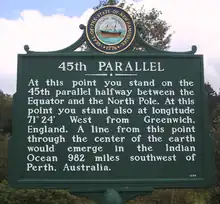 Plaque indiquant le 45e parallèle nord dans le New Hampshire, aux États-Unis.