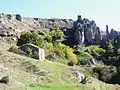 Le village troglodytique et l'ancienne chapelle.