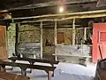 Vue intérieure de la ferme du XVIIe&nbsp;siècle, partie de la pièce unique réservée aux animaux.