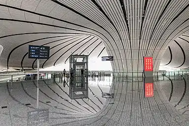 Aéroport de Beijing Daxing. Vers le hall de départ international Hong Kong, Macao, Taiwan.