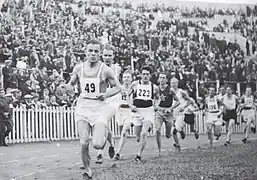 Le 5&nbsp;000&nbsp;mètres couru lors des Olympiades ouvrières avec Valto Salmi (49) et le futur vainqueur Seraphim Znamensky (223).