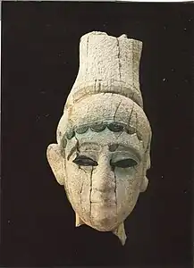 Tête sculptée en ivoire. Musée de Damas.