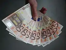 Poignée de billets de 50&nbsp;euros de la première série.