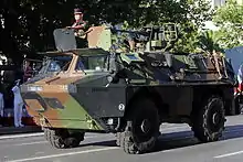 Véhicule de l'avant blindé T20-13 qui comporte un canon anti-aérien de 20&nbsp;mm (canon mitrailleur de 20&nbsp;mm Mle F2) lors du même événement.