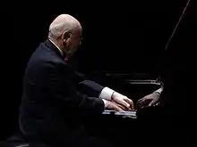 photo : Dominique Merlet joue au piano