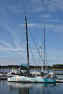 De profil, amarré au ponton.
