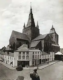 La collégiale à la fin du XIXe&nbsp;siècle, début du XXe&nbsp;siècle prise depuis le balcon de l'Hôtel de Ville.