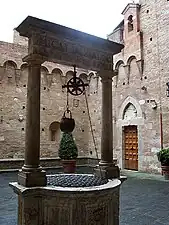 Le puits dans la cour portant l'inscription Micat in vertice (« Je brille au firmament »), devise de la famille Chigi.