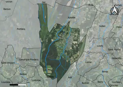 Photo aérienne en couleurs de la commune.