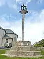 Saint-Méen : le calvaire du cimetière (XVIe&nbsp;siècle) et sa plaque commémorant la mission de 1880