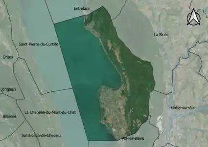 Photo aérienne en couleurs de la commune.