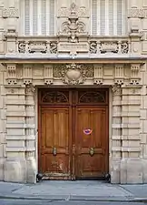 Entrée ornementée du no&nbsp;7.