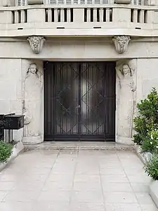 No&nbsp;90, avenue Henri-Martin.