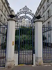 No&nbsp;92 : entrée de la villa Raynouard.