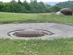 Tourelle de 81&nbsp;mm éclipsée, protégée par une cloche GFM (ouvrage de l'Immerhof, bloc 3).