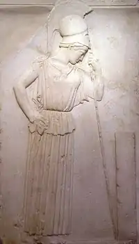 Athéna pensive, bas-relief (vers 460 avant notre ère), musée de l'Acropole d'Athènes. Avant une épreuve sportive, la déesse semble réfléchir à la meilleure stratégie à adopter pour remporter la victoireBarastégui 2017, Illustrations, p. 140-141. .