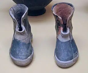 Bottes, céramique peinte, tombe d'une femme incinérée, v. 900. Musée du Céramique