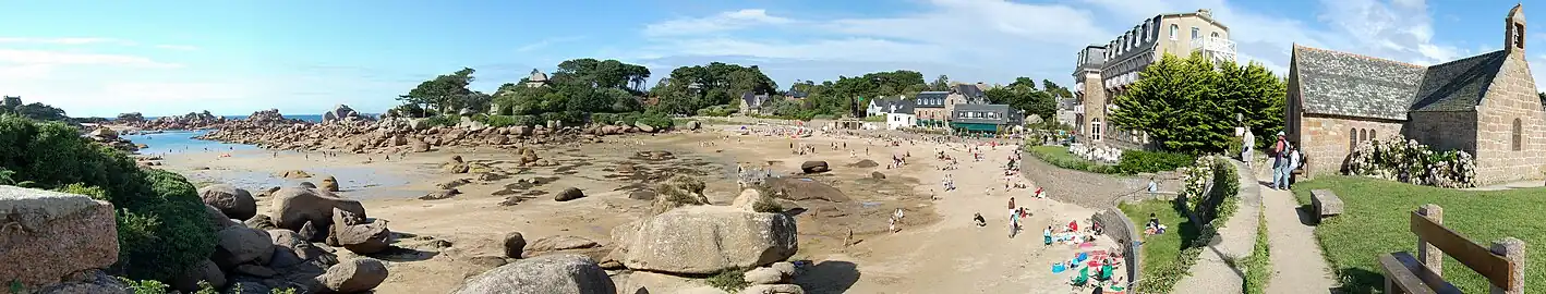 Vue panoramique de l'anse en 2007 depuis la chapelle Saint-Guirec (à l'extrême droite) ; l'oratoire de Saint-Guirec est visible au centre et le château de Costaérès à l'extrême gauche.