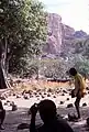 Un écolier entre les pierres d'assise du marché de Tireli, Mali 1984