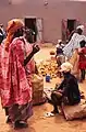 Femmes avec des enfants et des racines de manioc au marché de Sangha, 1992