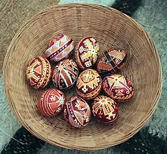 Œufs décorés selon la tradition houtsoule