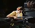 Opératrice d'une machine de rivetage pour une pièce d'aileron de bombardier B-17 "Flying Fortress" ; usine Douglas Aircraft Company de Long Beach, Californie, en octobre 1942.