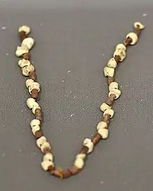 La bijouterie fait partie de l'artisanat d'art dont on retrouve communément les artefacts, notamment à partir du Néolithique supérieur. Bestansur, Irak, -9800 à -9500.