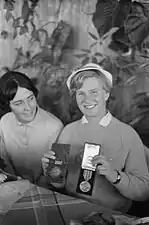 Sjoukje Dijkstra et Joan Haanappel&nbsp;(en) en 1960. Photo : Harry Pot / Anefo.
