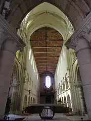 Nef (XIe&nbsp;siècle), vue depuis derrière l'autel principal