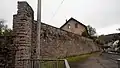 Vestiges des remparts de la 2e abbaye.