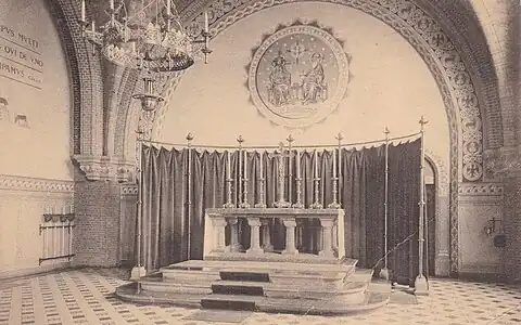 Maitre-autel de la chapelle de l'abbaye du Mont César. La couronne de lumière est en haut à gauche.