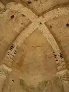 Photographie en couleurs d'un voûte en maçonnerie hémisphérique renforcée par des arcs.