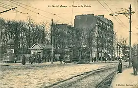 Tramway no&nbsp;103 devant l'aubette de la station Mairie de Saint-Ouen.