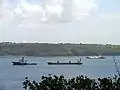 L’Abeille Bourbon remorque un cargo en panne : en espace étroit, remorque courte (50&nbsp;m).
