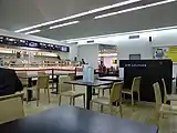 Restaurant et entrée salon Business dans le hall d'embarquement de l'aérogare internationale.