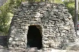 Une borie au-dessus du village.